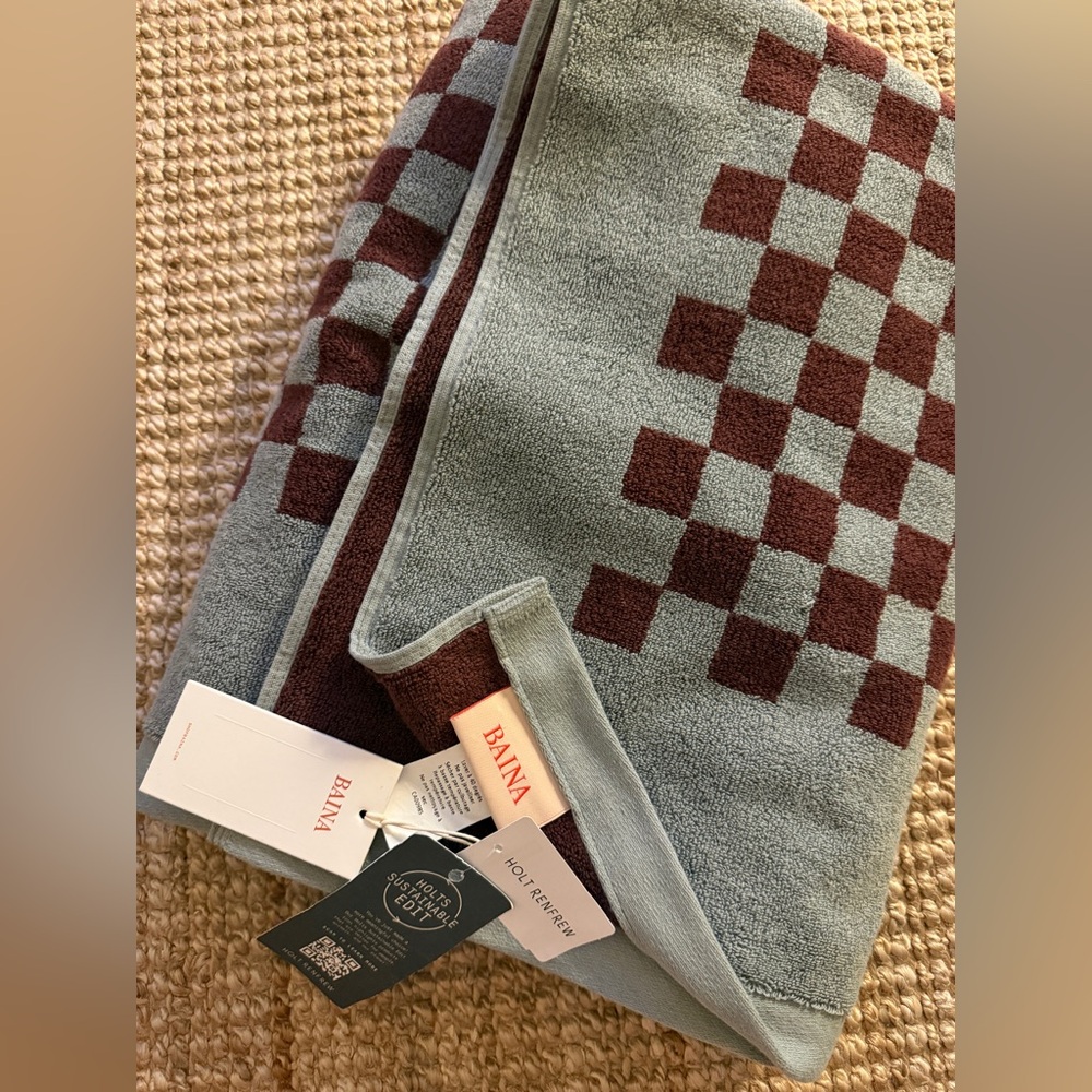 NWT BAINA
Roman Pool Towel